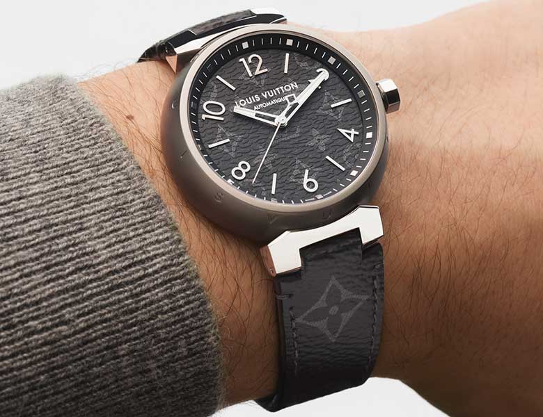 ルイ・ヴィトン「タンブール モノグラム」の新作は、大人の男にこそ