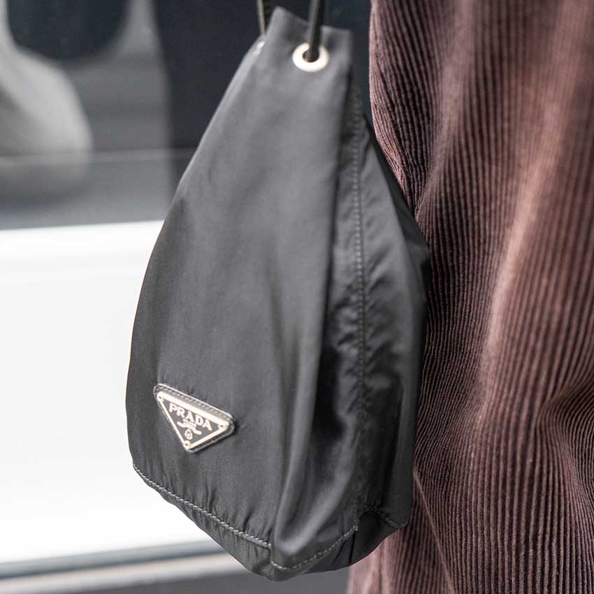 巾着プラダ」は休日バッグの最適解！楽して洒落て見える特効薬の処方箋3選