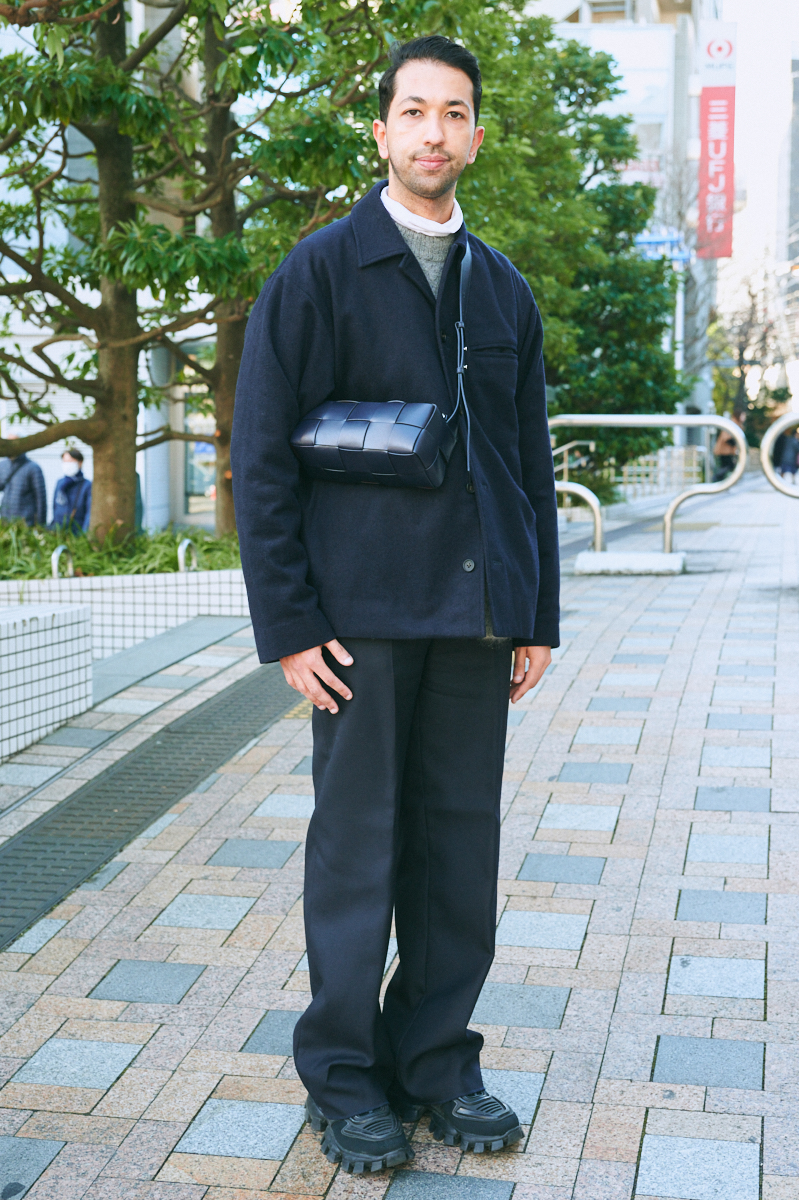 バッグは「ボッテガ・ヴェネタ」を愛用中。3名の好サンプルから学ぶ