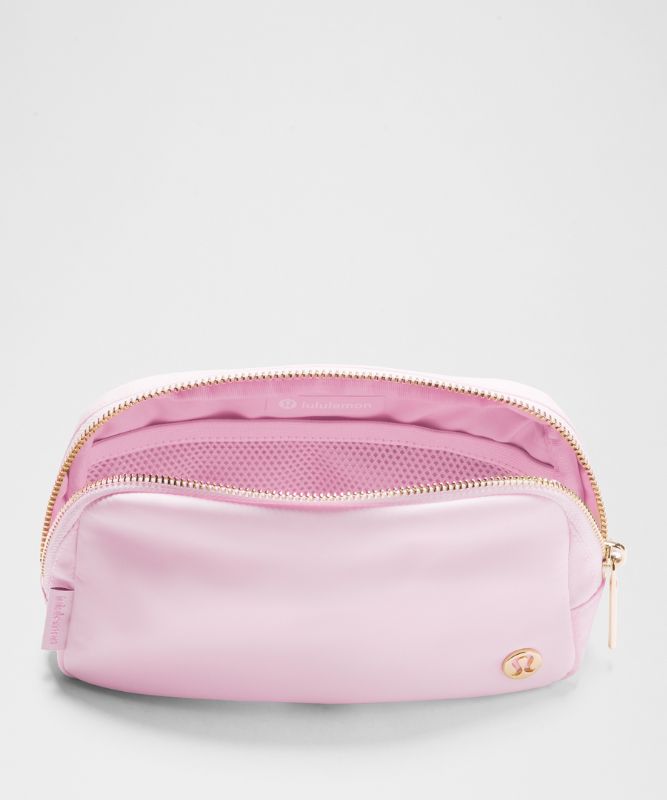 Everywhere ベルトバッグ 1L *メタリックワードマーク | バッグ