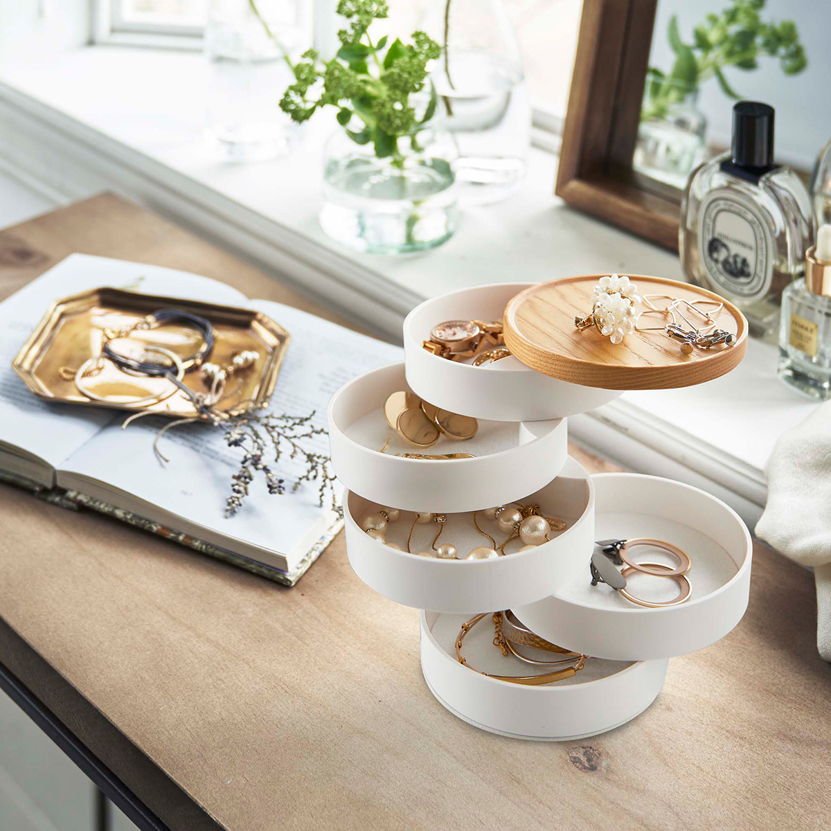 いつも素敵なアクセサリーを身につけるあの人へ | 山崎実業コラム