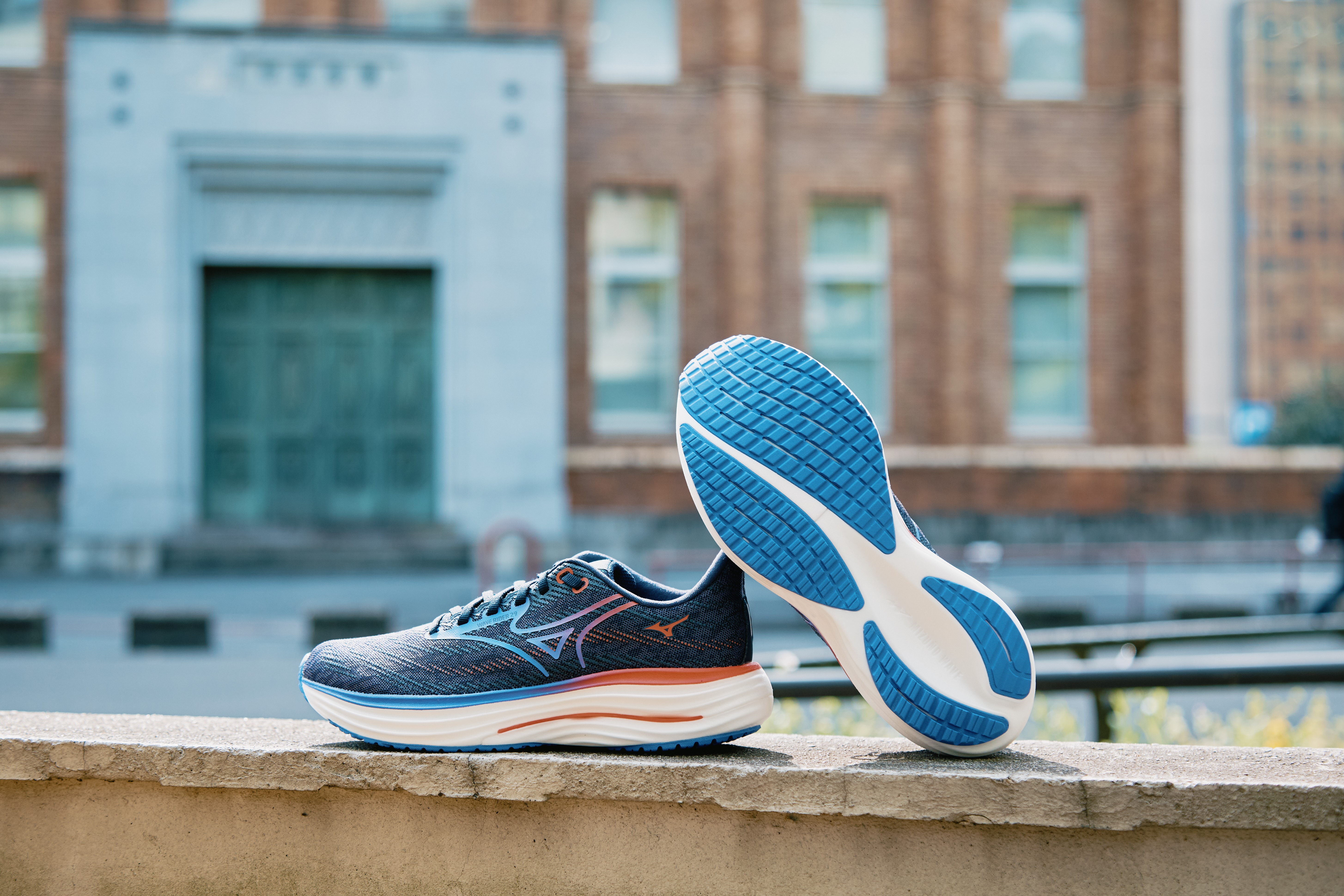 大人気ロングセラーモデルの最新作！ ミズノ「WAVE RIDER 29」の進化と