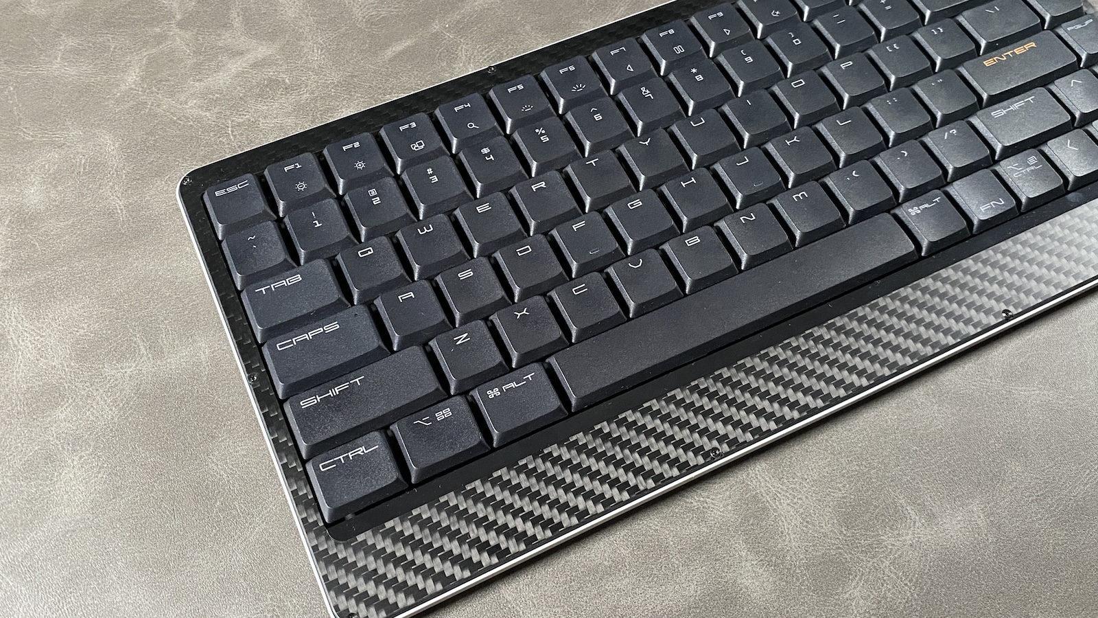 Lofree Edgeをレビュー】超軽量かつ薄型のハイエンドキーボード