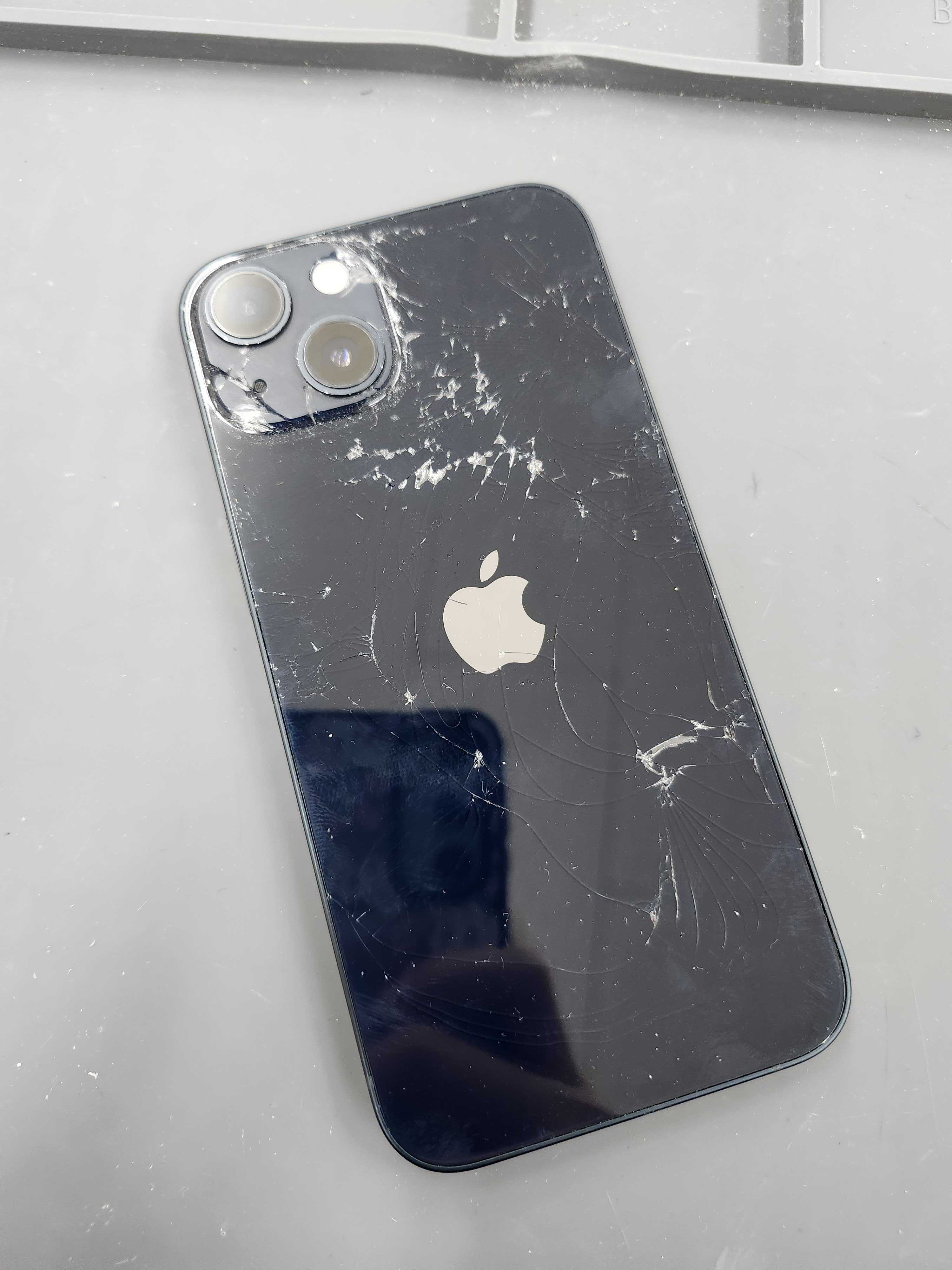 豊川市】iPhone13の背面割れ修理｜バキバキに割れた背面も当日修理可能！