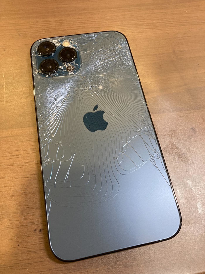 iPhone 13 Pro 背面割れた 修理 豊橋市