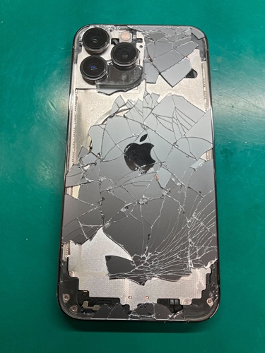 春日井市】iPhone 14 Pro Maxの背面割れを背面ガラス交換で修復！高