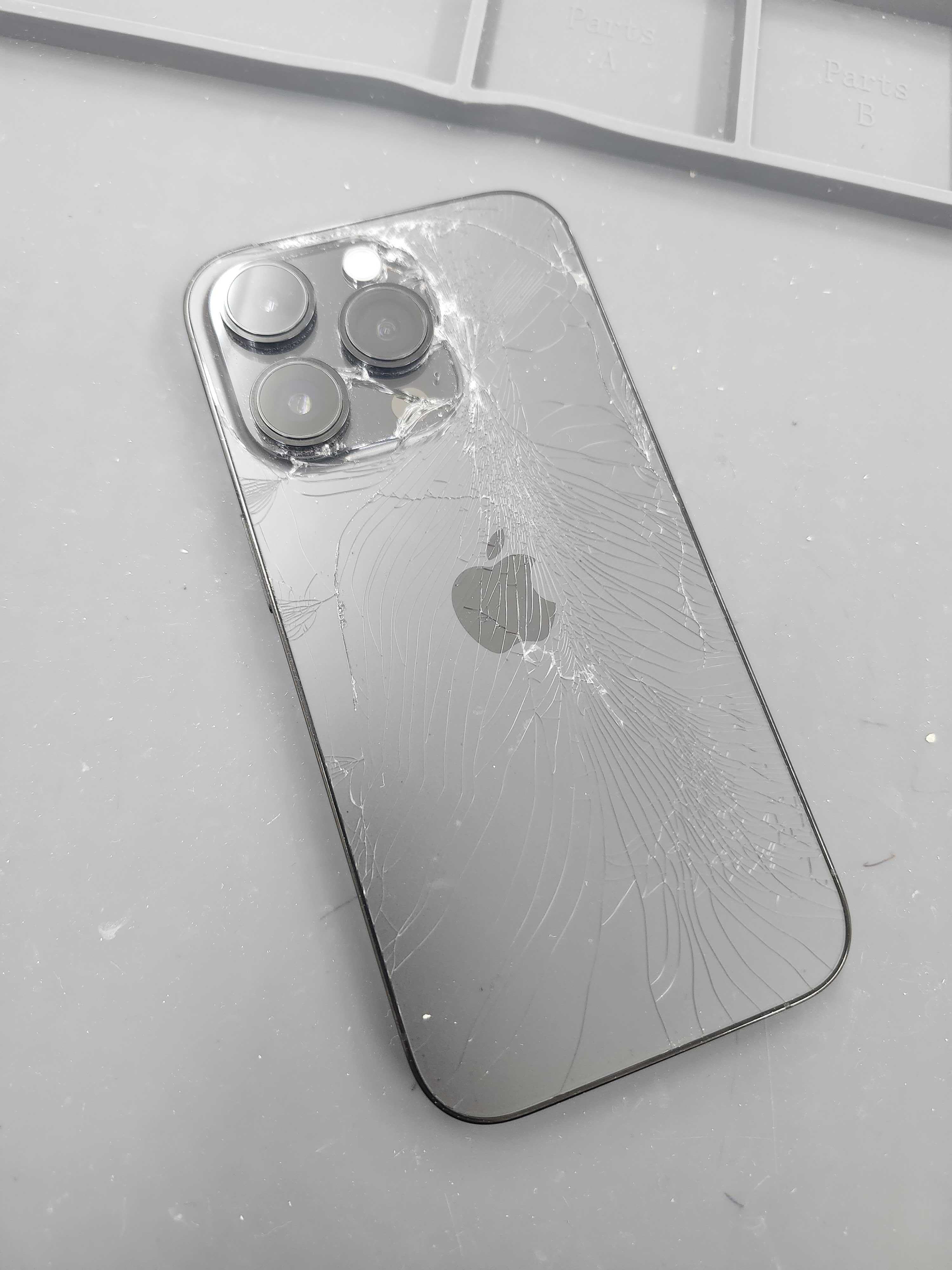 📱【iPhone14 Pro】背面ガラスが粉々に…カメラ周りまで大きく割れた