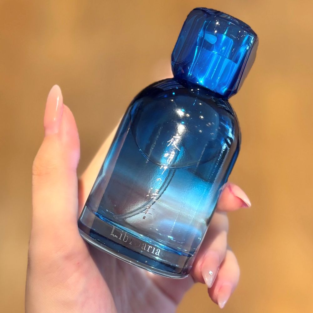 読書の秋は香りとともに。読書中におすすめの香水6選！10月27日は読書