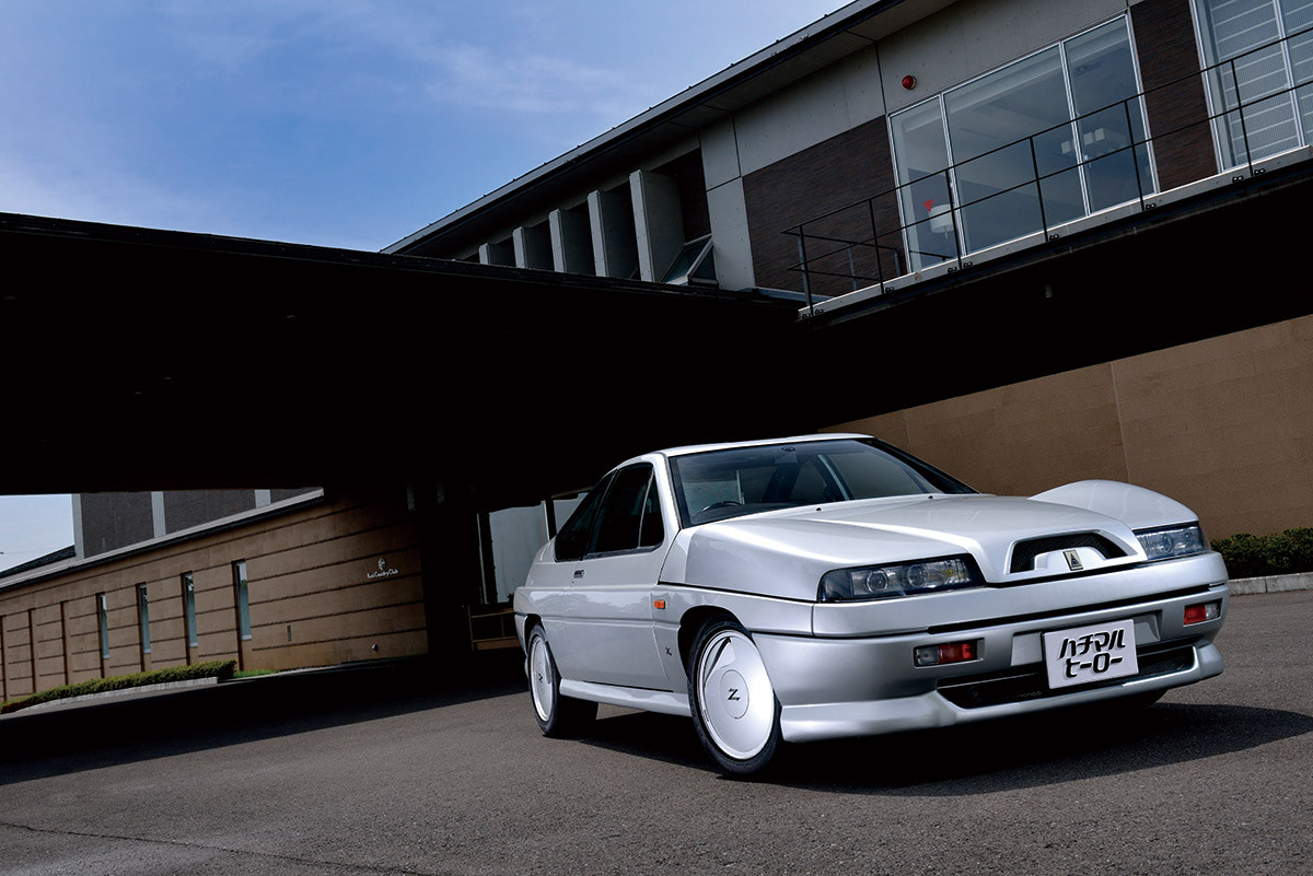 ワオ、バックミラーってそこなの！ イタリアのカロッツェリアが仕上げ