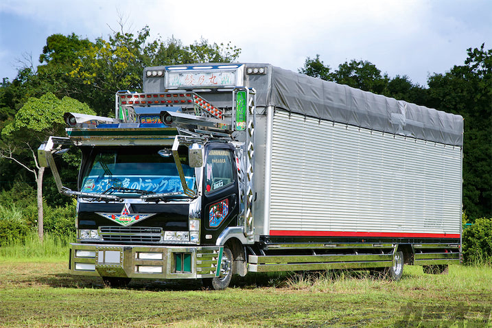 迫力満点の4t超ロングに華やかさをプラスした注目の三菱ふそう