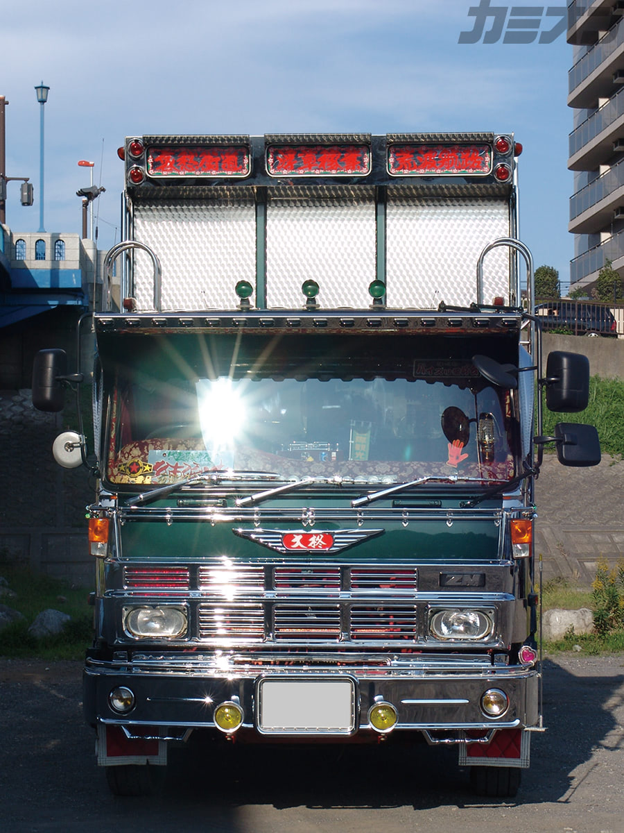 大柊丸 卓越したコーディネートで昭和デコトラを見事に再現した日野