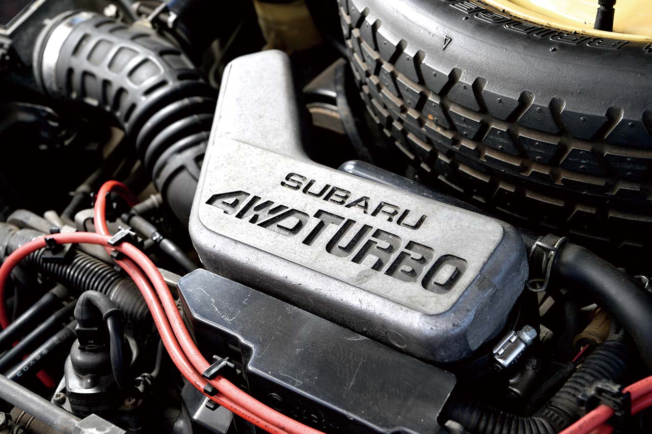 純正オプションのウッドステアリングを握って、国内初のフルタイム4WD