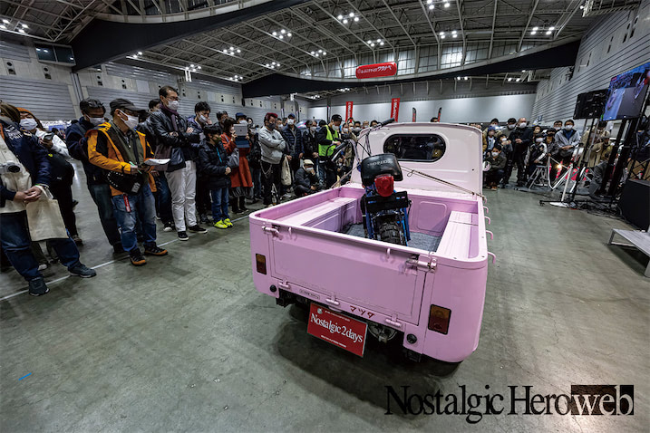 1967年の「東京モーターショー」での展示を想起させるトヨタ2000GTも