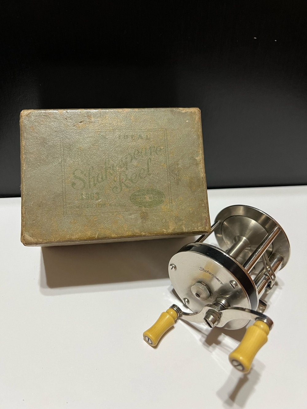 Shakespeare IDEAL No. 1963 Level Wind Jeweled with Green/Grey