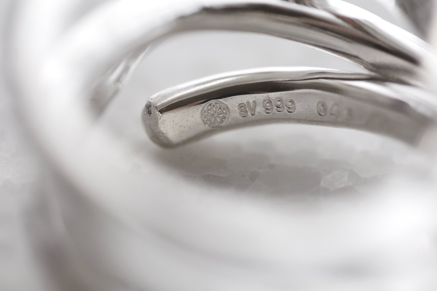 Column：02 『four seven nine』の刻印、「SV999」が意味するもの