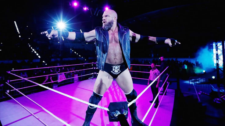 アメリカのTV界に驚きをもたらした長寿番組「WWE ロウ」の25年