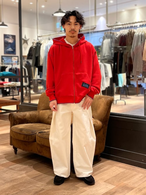パーカーを使った「赤パーカー」のメンズ人気ファッション
