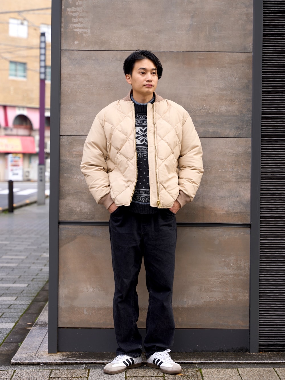 短丈のダウンジャケットでボトムも合わせやすい。 – Eddie Bauer