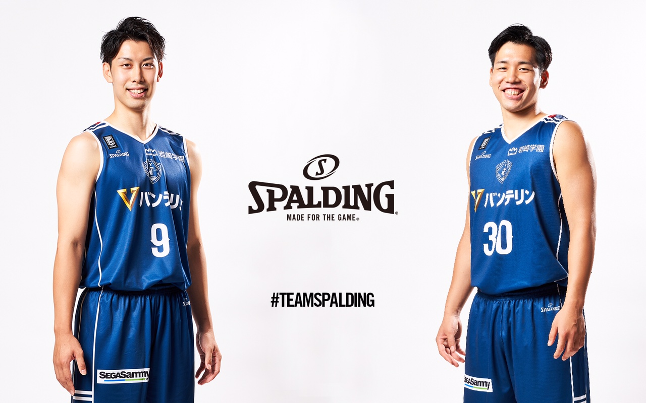 横浜ビー・コルセアーズの須藤昂矢と森川正明がスポルディングの