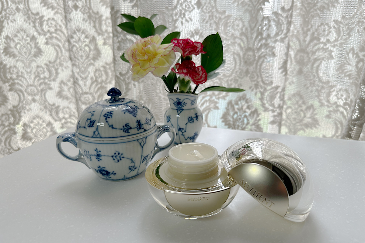 肌、何したの？”と聞かれるほどのハリと艶を。メナードの最高峰