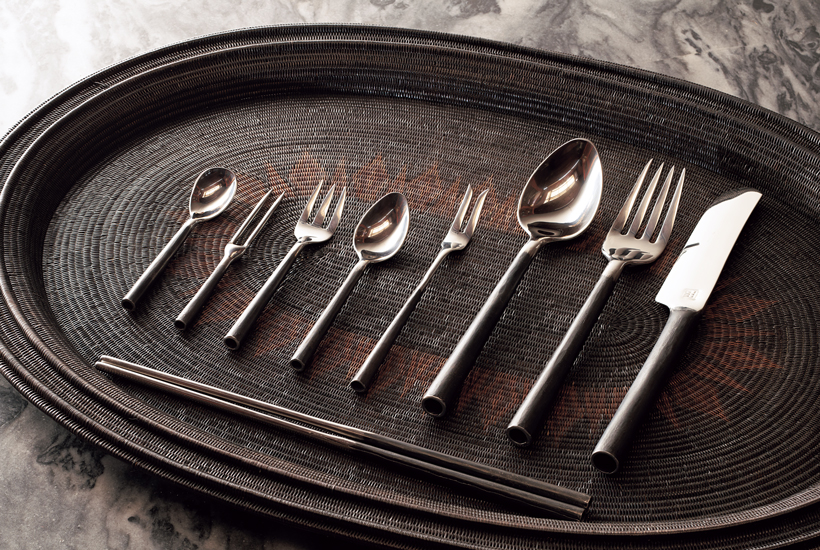 カトラリー、かご、手織り布など、タイ各地の生活道具が並ぶ「タイ