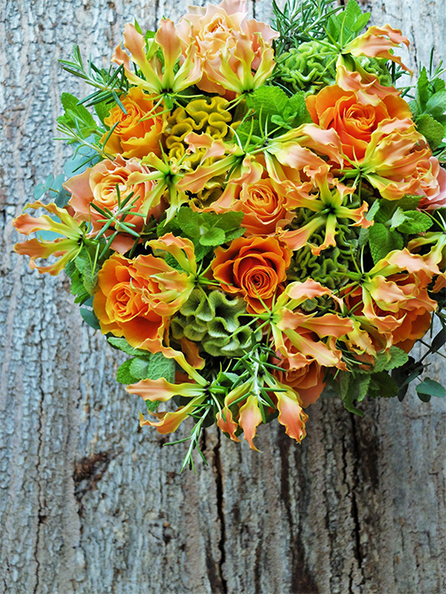 独特な花形は“炎”のよう。個性派バイプレーヤー「グロリオサ」のブーケ