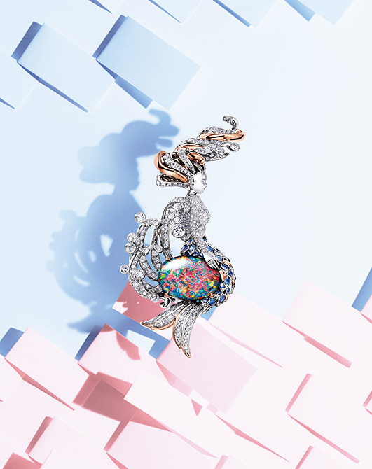 マーメイドに神秘的な輝きのブラックオパールを配した「ティファニー