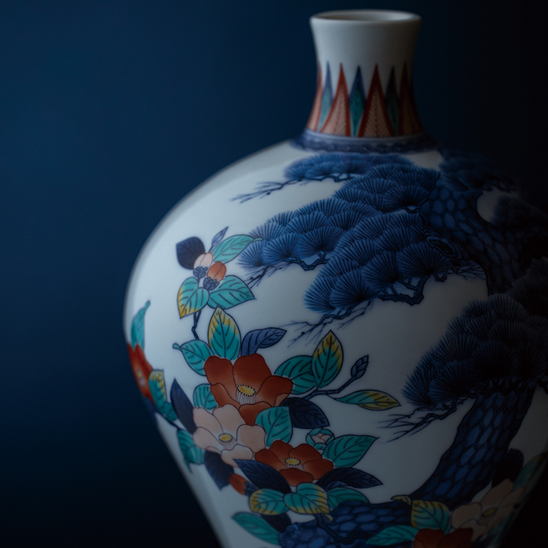 日本磁器の頂点を極める「鍋島焼」。現存する献上瓶子が一堂に会する