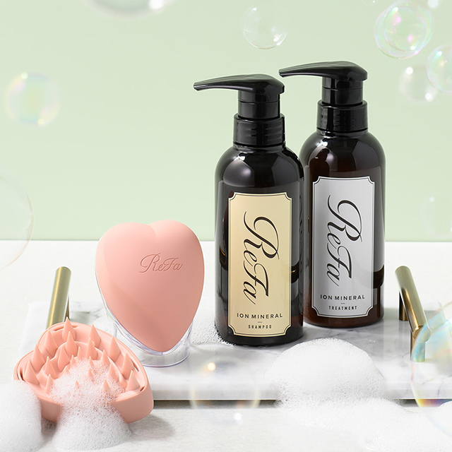 髪と頭皮を労る リファスカルプブラシ＆シャンプートリートメント