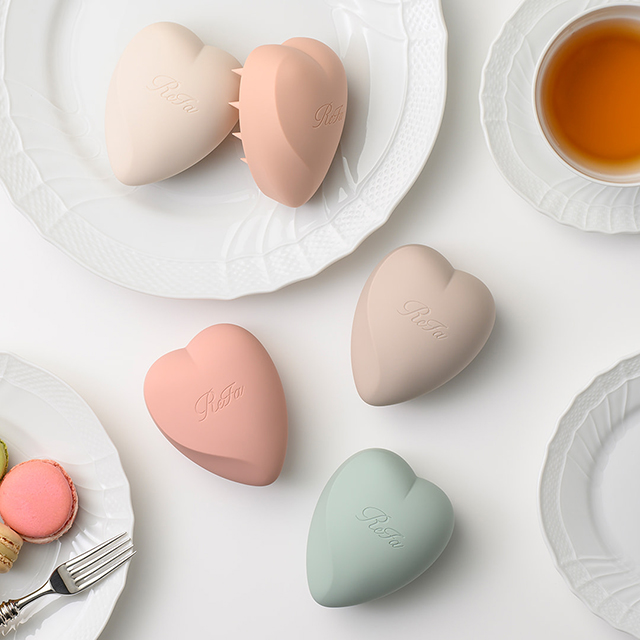 髪と頭皮を労る リファスカルプブラシ＆シャンプートリートメント