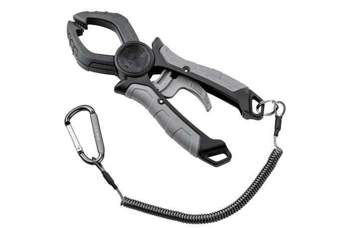 不必要な締め込みを防ぐ魚に優しいフィッシュグリップが登場！ | TSURI