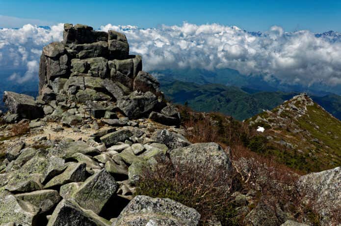 金峰山｜日帰りでも登りごたえ抜群！初級者も挑戦できるシャクナゲと岩