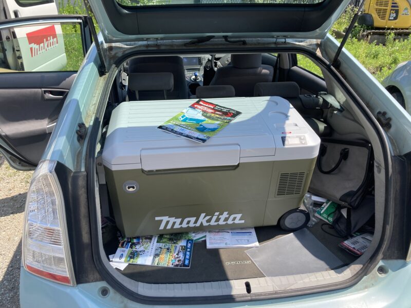 マキタ 充電式保冷温庫50Lモデル CW002Gを車に積んでみました