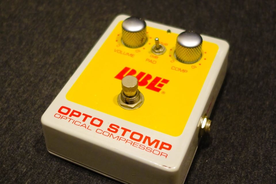 ベーシストによる BBE OPTO STOMP のレビュー。ストレスを減らすコンプ