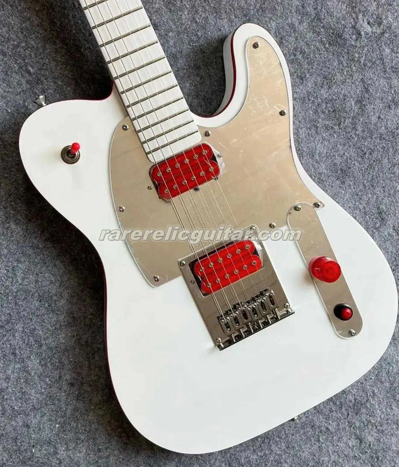 デュアルレッドピックアップ、ミラーピックガード、白いボディ
