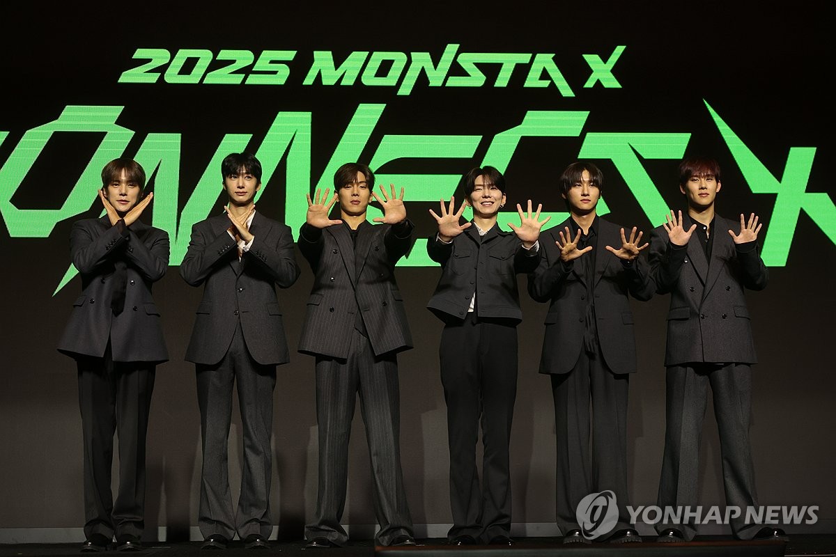 Monsta X attributes 10-year run to close-knit teamwork | Yonhap