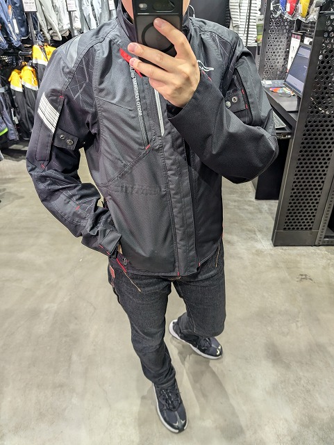 ブラックの防水ツーリングジャケットのご紹介♪：KUSHITANI三鷹店