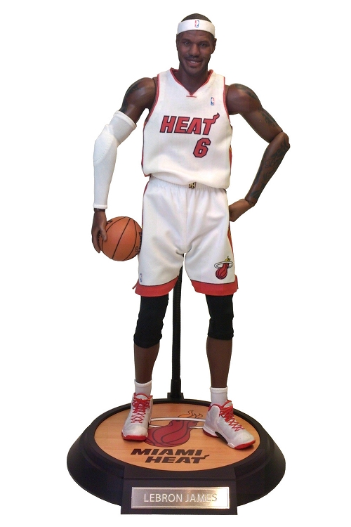 エンターベイのNBAコレクション新作として「キング」レブロン