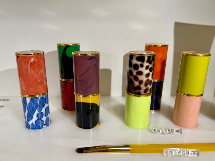 持つだけで気分が上がる♡ドリスヴァンノッテンのリップの魅力と取扱