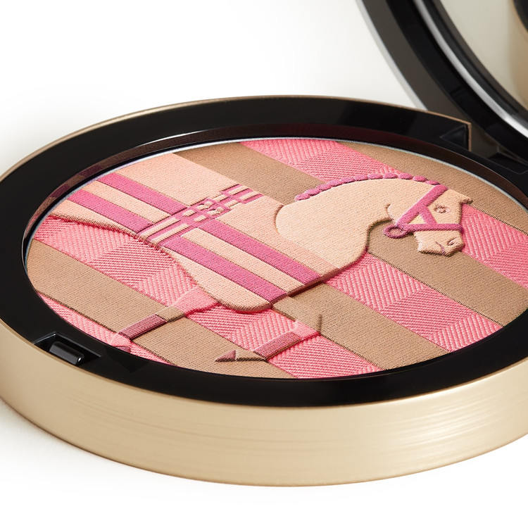 エルメス】限定フェイスパウダー「プードル ロカバール」誕生。肌に