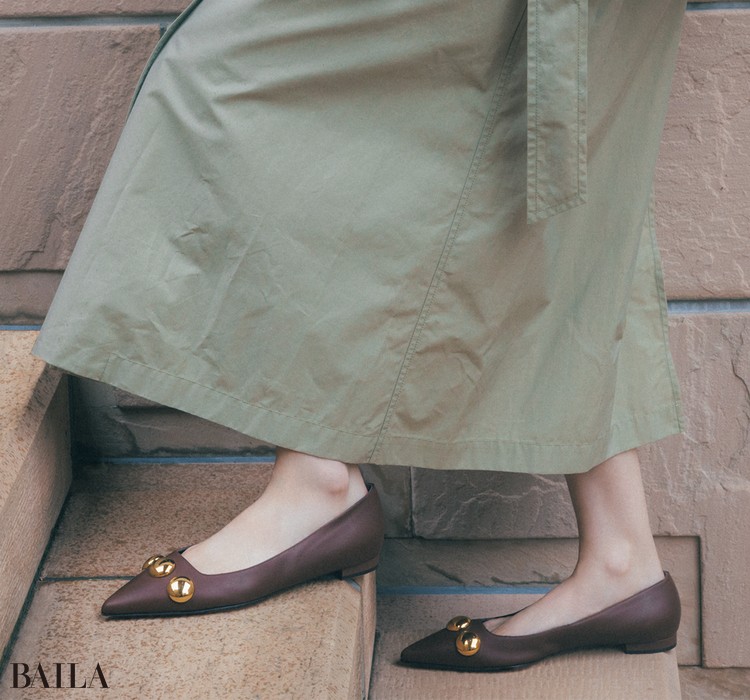 マノロ ブラニク】ポインテッドトゥのシューズでレディな足元を演出