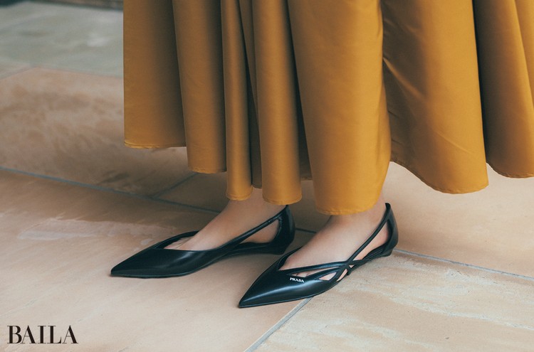 プラダ】サイドからの姿も美しいポインテッドトゥシューズでお出かけ