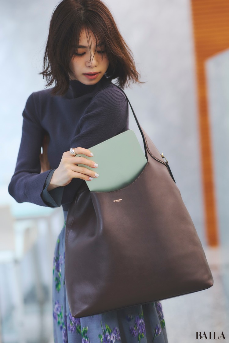 コーチ（COACH）」のワンハンドルトートは最旬デザインで軽さも嬉しい