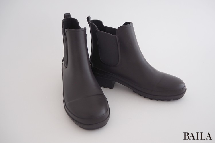 DIANA 読む試着室】雨の通勤にも頼れる「サイドゴアレインブーツ」を