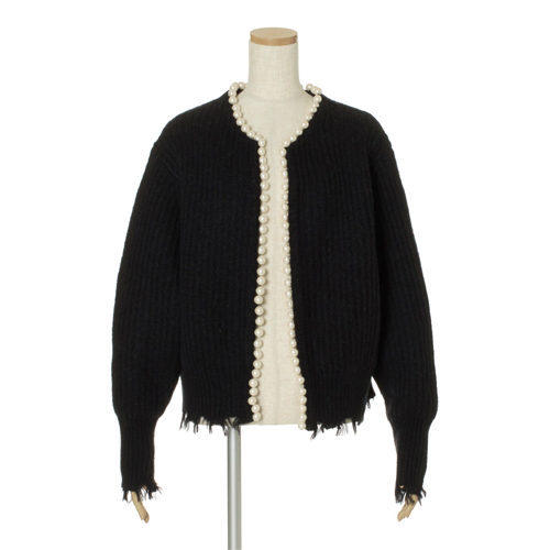 MADISONBLUE」のパールカーディガンで着こなしに華やぎを｜Web eclat