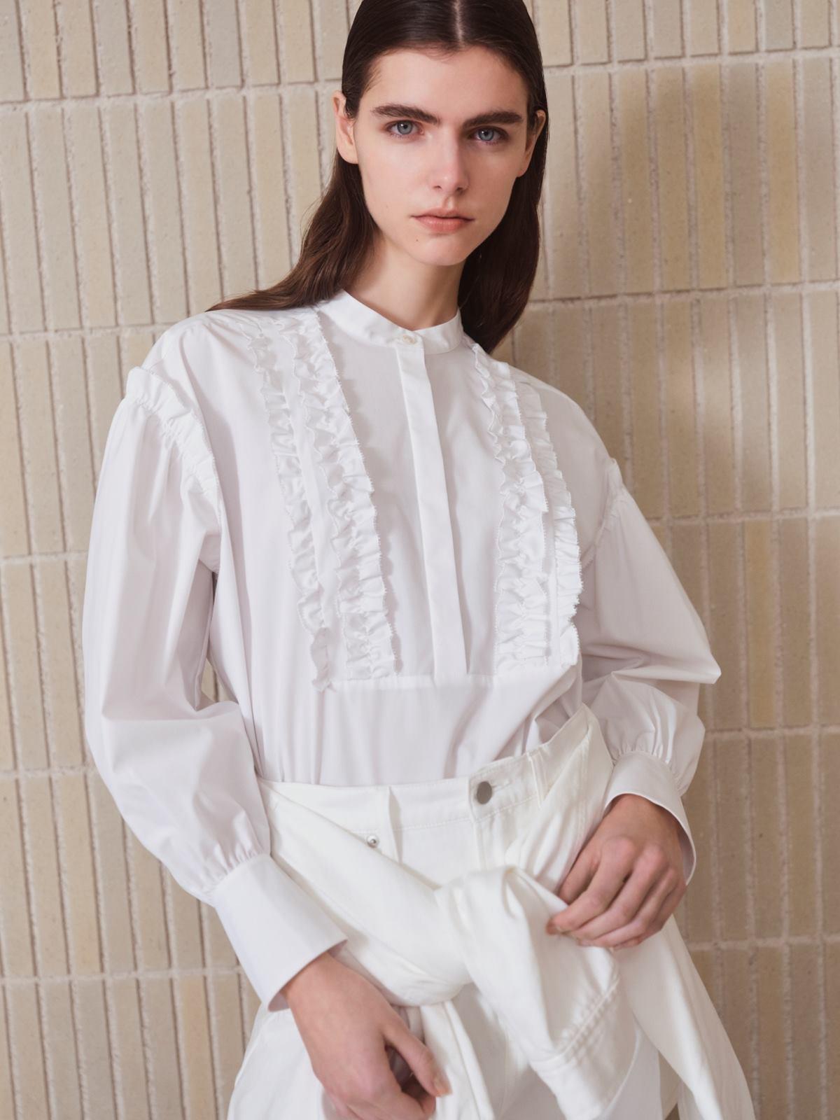 顔周りを華やかに！ 着映えもかなうセオリーリュクスの“レフ板ブラウス