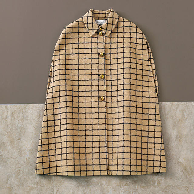 寒さ対策もばっちり！「ディオール」のチェックケープコート＆「ロエベ