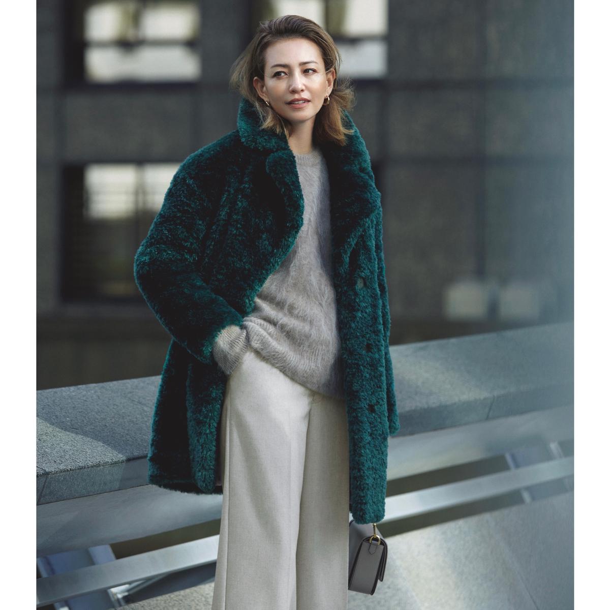 防寒も着映えも1枚で実現するディープグリーンのエコファーコートを