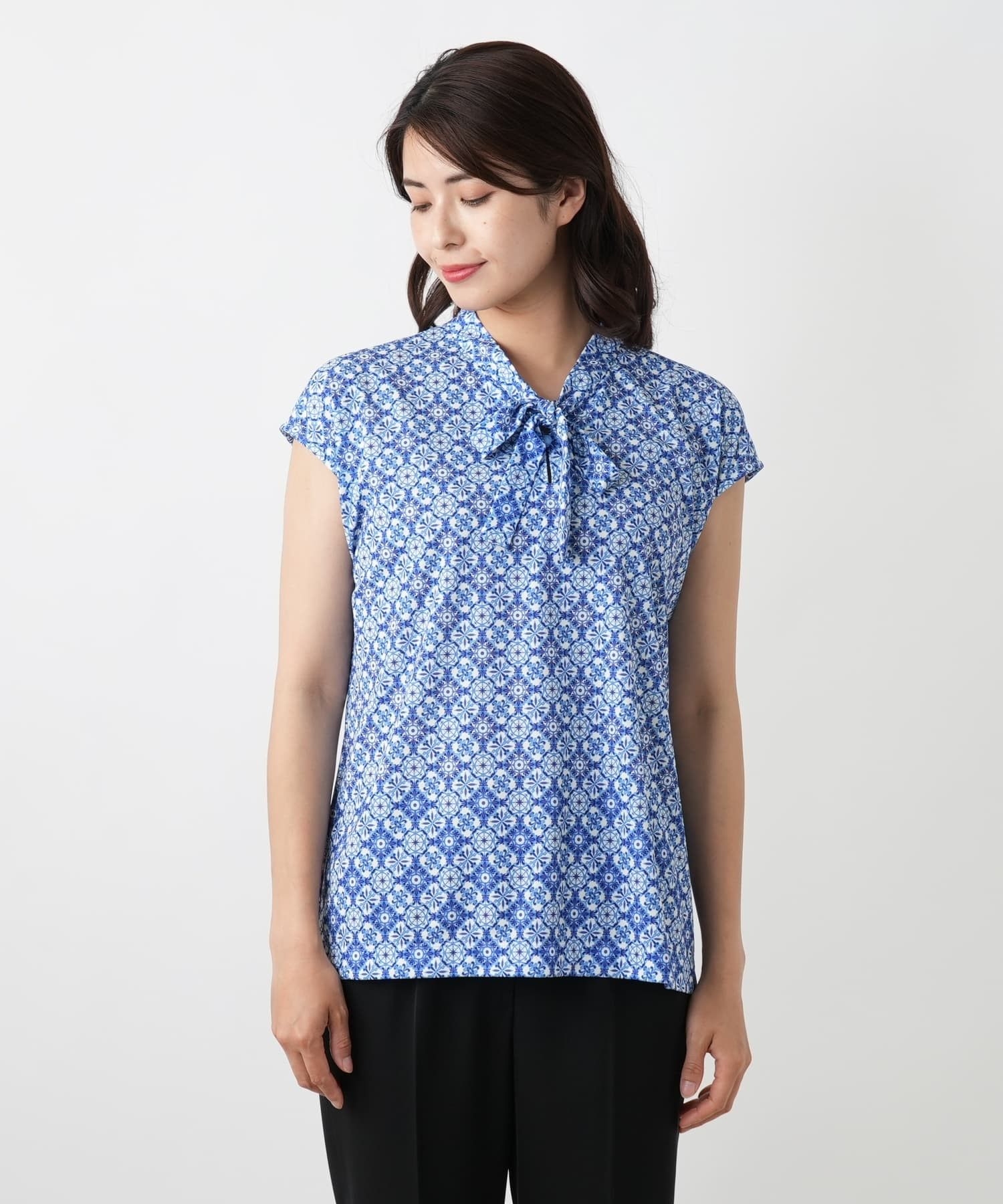 幾何学柄ボウタイブラウス【ROCHAS Premiere】|レリアン | レリアン