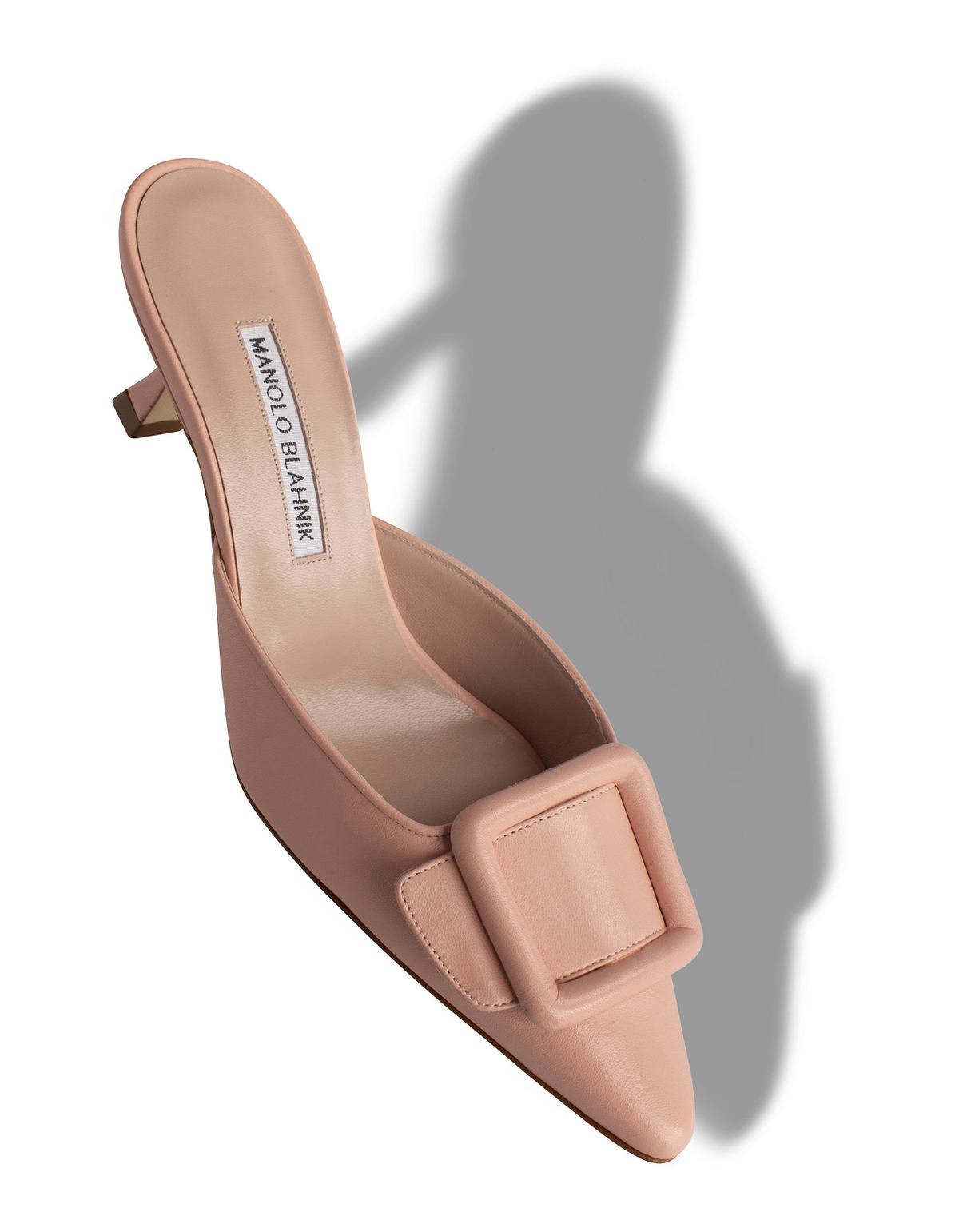 マノロ ブラニク」のミュール「メイセール」【20代で買う名品アイテム
